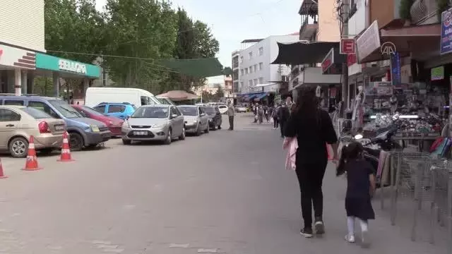 Kanalizasyondan gelen koku nedeniyle mazgalların üzerine halı ve kilim örttüler Kanalizasyondan gelen koku nedeniyle mazgalların üzerine halı ve kilim örttüler