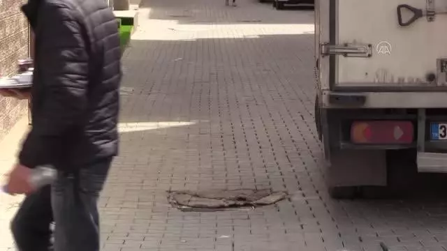 Kanalizasyondan gelen koku nedeniyle mazgalların üzerine halı ve kilim örttüler Kanalizasyondan gelen koku nedeniyle mazgalların üzerine halı ve kilim örttüler