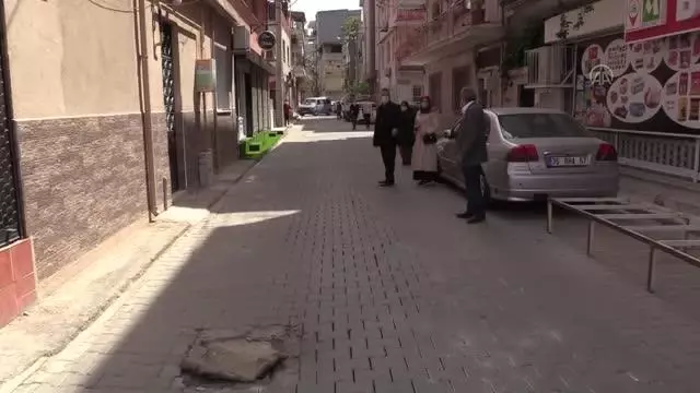 Kanalizasyondan gelen koku nedeniyle mazgalların üzerine halı ve kilim örttüler Kanalizasyondan gelen koku nedeniyle mazgalların üzerine halı ve kilim örttüler