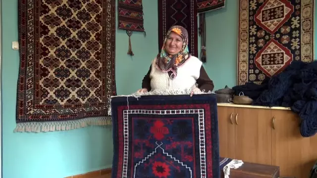 Kanser hastası kadın televizyonda gördüğü Yağcıbedir halısını dokumaya başladı Kanser hastası kadın televizyonda gördüğü Yağcıbedir halısını dokumaya başladı