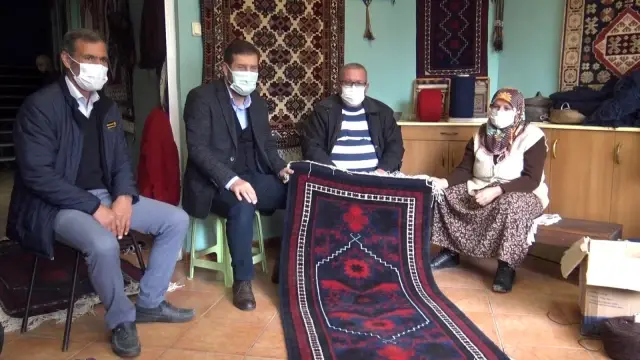 Kanser hastası kadın televizyonda gördüğü Yağcıbedir halısını dokumaya başladı Kanser hastası kadın televizyonda gördüğü Yağcıbedir halısını dokumaya başladı