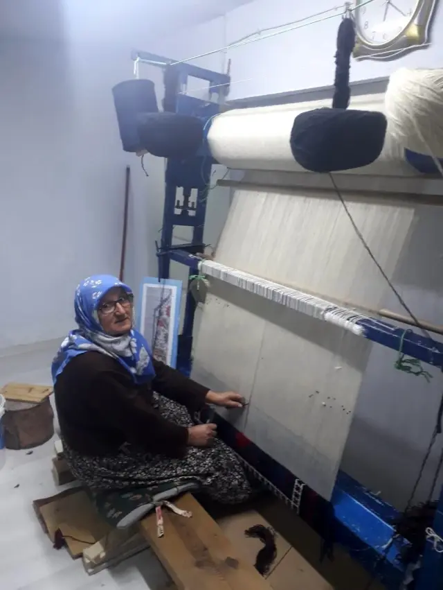 Kanser hastası kadın televizyonda gördüğü Yağcıbedir halısını dokumaya başladı Kanser hastası kadın televizyonda gördüğü Yağcıbedir halısını dokumaya başladı
