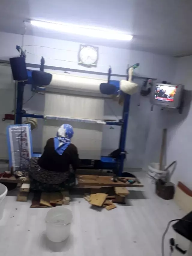 Kanser hastası kadın televizyonda gördüğü Yağcıbedir halısını dokumaya başladı Kanser hastası kadın televizyonda gördüğü Yağcıbedir halısını dokumaya başladı
