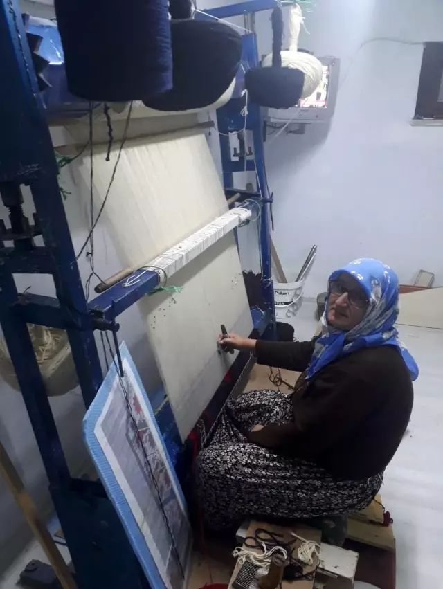 Kanser hastası kadın televizyonda gördüğü Yağcıbedir halısını dokumaya başladı Kanser hastası kadın televizyonda gördüğü Yağcıbedir halısını dokumaya başladı