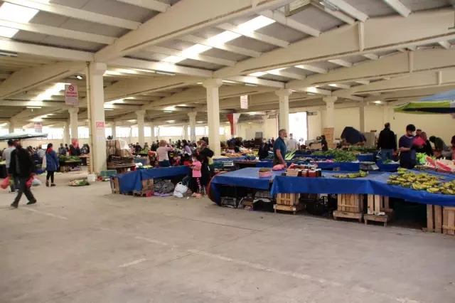Kapalı pazarda hem satıcı hem de vatandaş yoğunluğu yaşanmadı Kapalı pazarda hem satıcı hem de vatandaş yoğunluğu yaşanmadı
