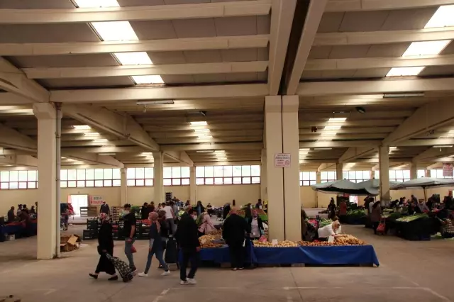 Kapalı pazarda hem satıcı hem de vatandaş yoğunluğu yaşanmadı Kapalı pazarda hem satıcı hem de vatandaş yoğunluğu yaşanmadı