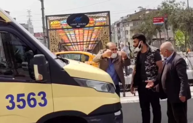 Kapısı açık şekilde ilerleyen dolmuş park halindeki otomobile çarptı, sürücüler arasında tartışma çıktı Kapısı açık şekilde ilerleyen dolmuş park halindeki otomobile çarptı, sürücüler arasında tartışma çıktı