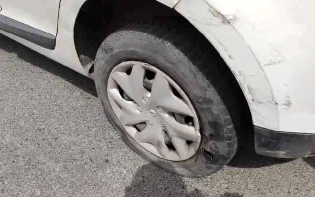 Kapısı açık şekilde ilerleyen dolmuş park halindeki otomobile çarptı, sürücüler arasında tartışma çıktı Kapısı açık şekilde ilerleyen dolmuş park halindeki otomobile çarptı, sürücüler arasında tartışma çıktı