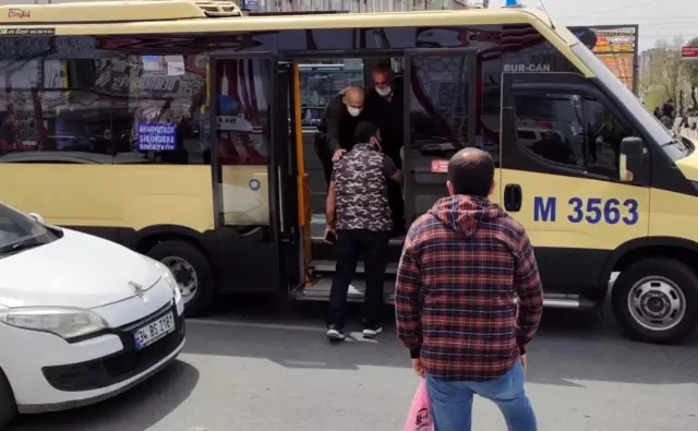Kapısı açık şekilde ilerleyen dolmuş park halindeki otomobile çarptı, sürücüler arasında tartışma çıktı Kapısı açık şekilde ilerleyen dolmuş park halindeki otomobile çarptı, sürücüler arasında tartışma çıktı