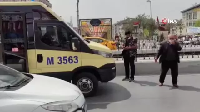 Kapısı açık şekilde ilerleyen dolmuş park halindeki otomobile çarptı, sürücüler arasında tartışma çıktı Kapısı açık şekilde ilerleyen dolmuş park halindeki otomobile çarptı, sürücüler arasında tartışma çıktı