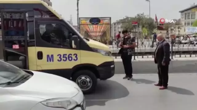 Kapısı açık şekilde ilerleyen dolmuş park halindeki otomobile çarptı, sürücüler arasında tartışma çıktı Kapısı açık şekilde ilerleyen dolmuş park halindeki otomobile çarptı, sürücüler arasında tartışma çıktı