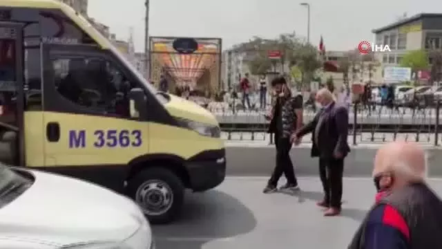 Kapısı açık şekilde ilerleyen dolmuş park halindeki otomobile çarptı, sürücüler arasında tartışma çıktı Kapısı açık şekilde ilerleyen dolmuş park halindeki otomobile çarptı, sürücüler arasında tartışma çıktı