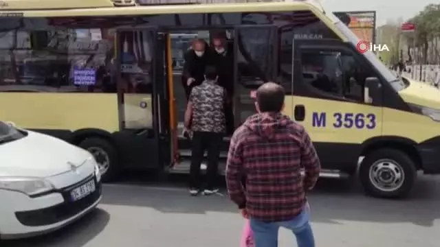 Kapısı açık şekilde ilerleyen dolmuş park halindeki otomobile çarptı, sürücüler arasında tartışma çıktı Kapısı açık şekilde ilerleyen dolmuş park halindeki otomobile çarptı, sürücüler arasında tartışma çıktı