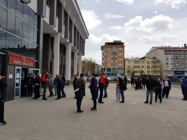 Kars'ta, 'tam kapanma' öncesi izin yoğunluğu Kars'ta, 'tam kapanma' öncesi izin yoğunluğu