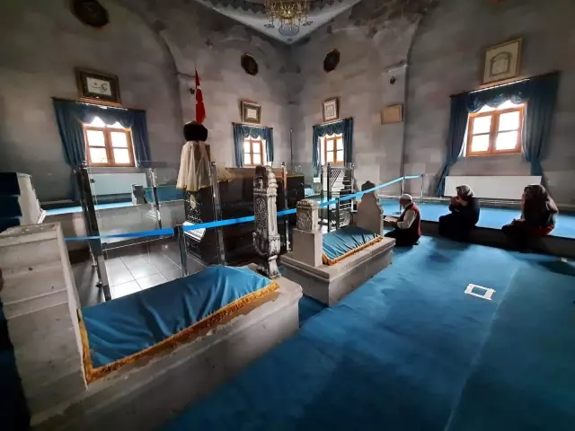 Kars'ta vatandaşlar Harakani Türbesi'ne akın etti Kars'ta vatandaşlar Harakani Türbesi'ne akın etti