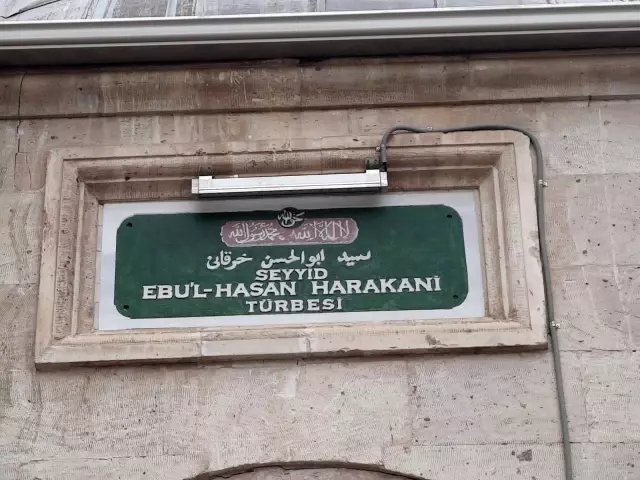 Kars'ta vatandaşlar Harakani Türbesi'ne akın etti Kars'ta vatandaşlar Harakani Türbesi'ne akın etti