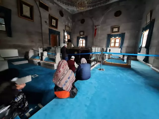 Kars'ta vatandaşlar Harakani Türbesi'ne akın etti Kars'ta vatandaşlar Harakani Türbesi'ne akın etti