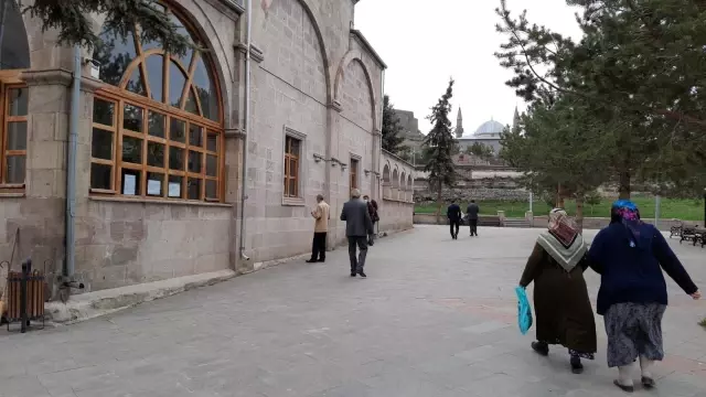 Kars'ta vatandaşlar Harakani Türbesi'ne akın etti Kars'ta vatandaşlar Harakani Türbesi'ne akın etti