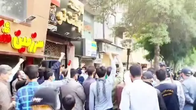 Kasım Süleymani ile ilgili sözleri nedeniyle Zarif'e karşı gösteri yapıldı Kasım Süleymani ile ilgili sözleri nedeniyle Zarif'e karşı gösteri yapıldı