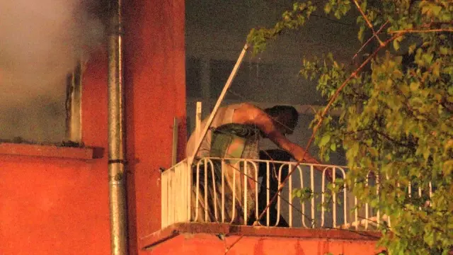 Kayseri'de korku dolu dakikalar: Evini yakan şahıs kırdığı cam parçaları ile kendine zarar verdi Kayseri'de korku dolu dakikalar: Evini yakan şahıs kırdığı cam parçaları ile kendine zarar verdi