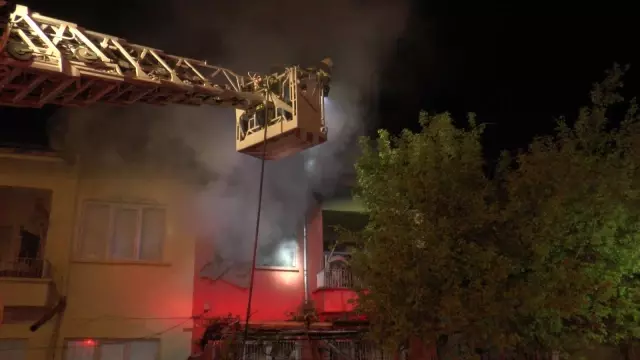 Kayseri'de korku dolu dakikalar: Evini yakan şahıs kırdığı cam parçaları ile kendine zarar verdi Kayseri'de korku dolu dakikalar: Evini yakan şahıs kırdığı cam parçaları ile kendine zarar verdi