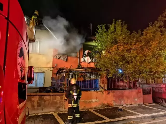 Kayseri'de korku dolu dakikalar: Evini yakan şahıs kırdığı cam parçaları ile kendine zarar verdi Kayseri'de korku dolu dakikalar: Evini yakan şahıs kırdığı cam parçaları ile kendine zarar verdi