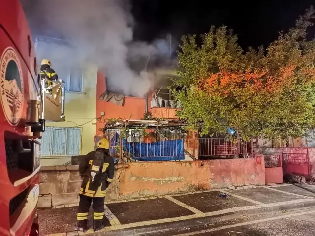 Kayseri'de korku dolu dakikalar: Evini yakan şahıs kırdığı cam parçaları ile kendine zarar verdi Kayseri'de korku dolu dakikalar: Evini yakan şahıs kırdığı cam parçaları ile kendine zarar verdi