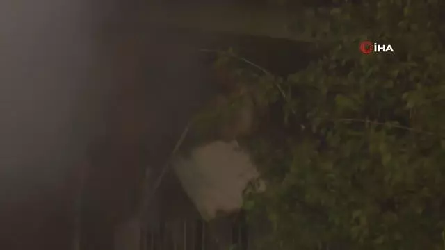 Kayseri'de korku dolu dakikalar: Evini yakan şahıs kırdığı cam parçaları ile kendine zarar verdi Kayseri'de korku dolu dakikalar: Evini yakan şahıs kırdığı cam parçaları ile kendine zarar verdi