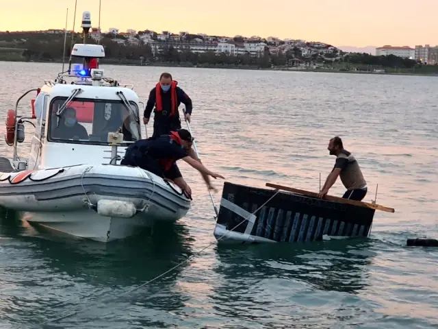 Kendi yaptıkları sal ile denizde mahsur kaldılar Kendi yaptıkları sal ile denizde mahsur kaldılar