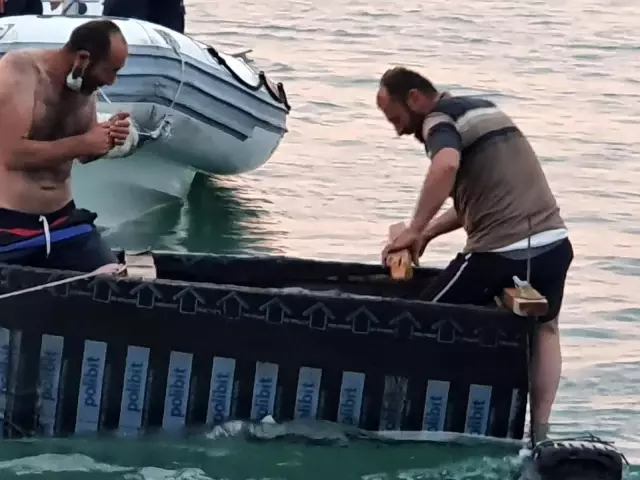 Kendi yaptıkları sal ile denizde mahsur kaldılar Kendi yaptıkları sal ile denizde mahsur kaldılar