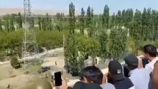 Kırgızistan-Tacikistan sınırında taş atma kavgası çatışmaya dönüştü: 6 ölü, 115 yaralı Kırgızistan-Tacikistan sınırında taş atma kavgası çatışmaya dönüştü: 6 ölü, 115 yaralı