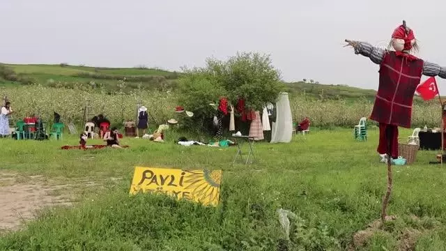 KIRKLARELİ - Çiçek açan armut bahçeleri ressamlara ilham kaynağı oldu KIRKLARELİ - Çiçek açan armut bahçeleri ressamlara ilham kaynağı oldu