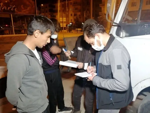 Kısıtlamada bekçide kaçan gençler yakalanınca cezadan kaçamadı Kısıtlamada bekçide kaçan gençler yakalanınca cezadan kaçamadı