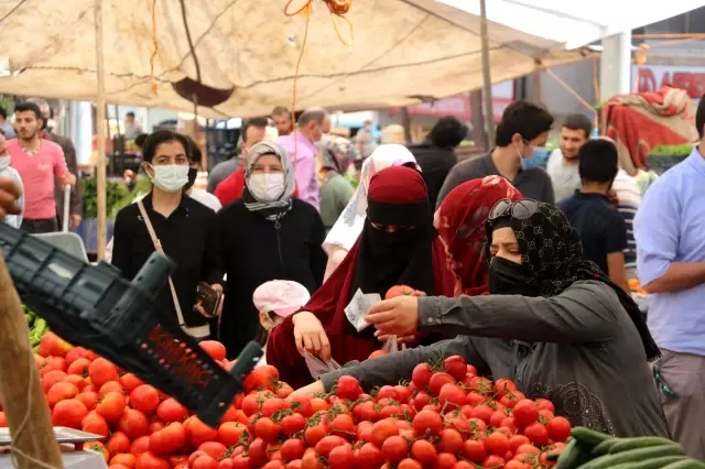 Kısıtlamaya saatler kala vatandaşlar pazara akın etti