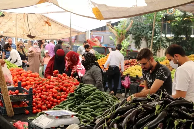 Kısıtlamaya saatler kala vatandaşlar pazara akın etti