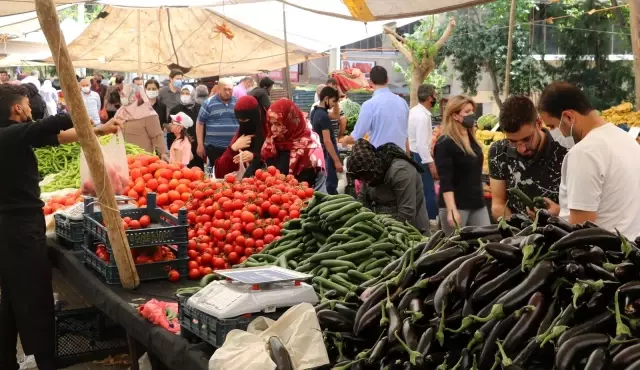 Kısıtlamaya saatler kala vatandaşlar pazara akın etti