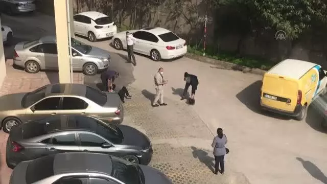 Kocaeli Adliyesi'ne ait otoparkta araçların lastiklerini kestiği iddia edilen zanlı yakalandı Kocaeli Adliyesi'ne ait otoparkta araçların lastiklerini kestiği iddia edilen zanlı yakalandı