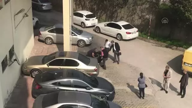 Kocaeli Adliyesi'ne ait otoparkta araçların lastiklerini kestiği iddia edilen zanlı yakalandı Kocaeli Adliyesi'ne ait otoparkta araçların lastiklerini kestiği iddia edilen zanlı yakalandı