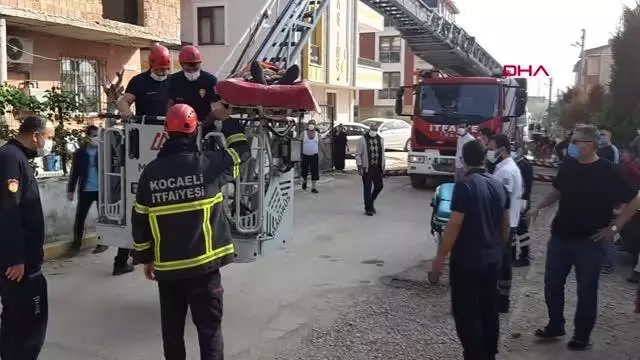KOCAELİ ÇATIDA ÇALIŞIRKEN YARALANAN İŞÇİ, İTFAİYE MERDİVENİYLE AŞAĞI İNDİRİLDİ KOCAELİ ÇATIDA ÇALIŞIRKEN YARALANAN İŞÇİ, İTFAİYE MERDİVENİYLE AŞAĞI İNDİRİLDİ