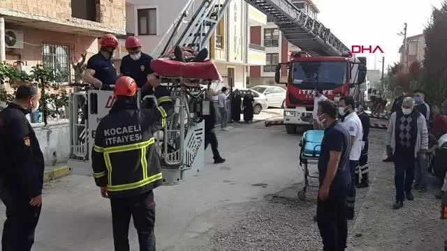 KOCAELİ ÇATIDA ÇALIŞIRKEN YARALANAN İŞÇİ, İTFAİYE MERDİVENİYLE AŞAĞI İNDİRİLDİ KOCAELİ ÇATIDA ÇALIŞIRKEN YARALANAN İŞÇİ, İTFAİYE MERDİVENİYLE AŞAĞI İNDİRİLDİ