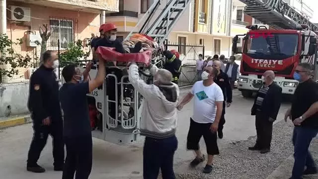 KOCAELİ ÇATIDA ÇALIŞIRKEN YARALANAN İŞÇİ, İTFAİYE MERDİVENİYLE AŞAĞI İNDİRİLDİ KOCAELİ ÇATIDA ÇALIŞIRKEN YARALANAN İŞÇİ, İTFAİYE MERDİVENİYLE AŞAĞI İNDİRİLDİ