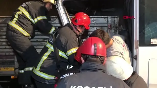 KOCAELİ TIR'A ÇARPAN KAMYONETİN SÜRÜCÜSÜ YARALANDI KOCAELİ TIR'A ÇARPAN KAMYONETİN SÜRÜCÜSÜ YARALANDI
