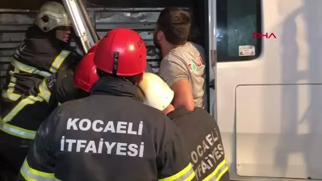 KOCAELİ TIR'A ÇARPAN KAMYONETİN SÜRÜCÜSÜ YARALANDI KOCAELİ TIR'A ÇARPAN KAMYONETİN SÜRÜCÜSÜ YARALANDI