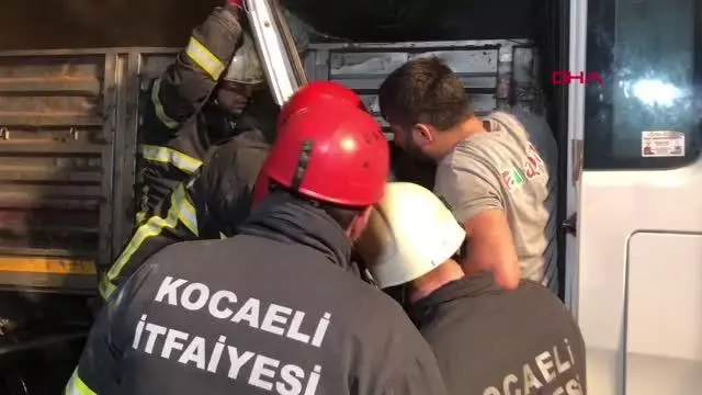 KOCAELİ TIR'A ÇARPAN KAMYONETİN SÜRÜCÜSÜ YARALANDI KOCAELİ TIR'A ÇARPAN KAMYONETİN SÜRÜCÜSÜ YARALANDI