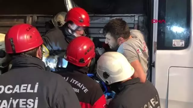 KOCAELİ TIR'A ÇARPAN KAMYONETİN SÜRÜCÜSÜ YARALANDI KOCAELİ TIR'A ÇARPAN KAMYONETİN SÜRÜCÜSÜ YARALANDI
