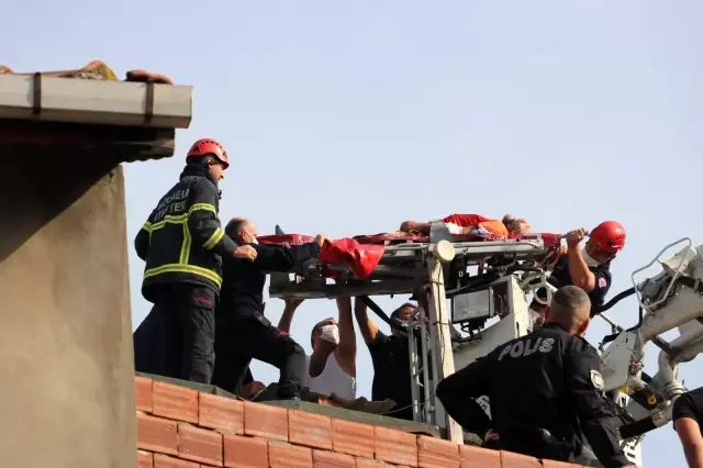 Çatıda kolunu spiral makinesine kaptıran vatandaşı itfaiye ekipleri kurtardı Çatıda kolunu spiral makinesine kaptıran vatandaşı itfaiye ekipleri kurtardı