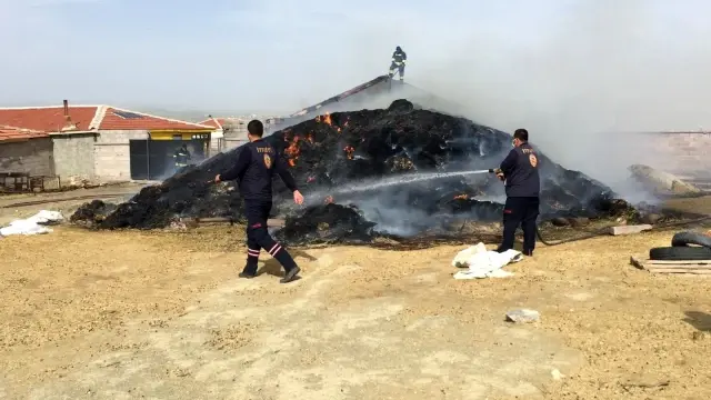 Konya'da 3 bin 500 balya saman yandı Konya'da 3 bin 500 balya saman yandı