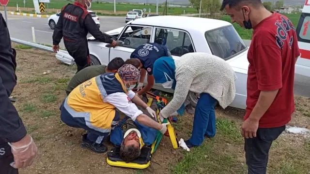 Konya'da otomobil refüje çıktı: 1 yaralı Konya'da otomobil refüje çıktı: 1 yaralı