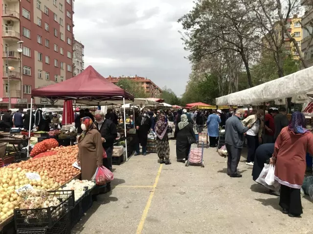 Konya'da tam kapanma öncesi semt pazarlarında yoğunluk Konya'da tam kapanma öncesi semt pazarlarında yoğunluk