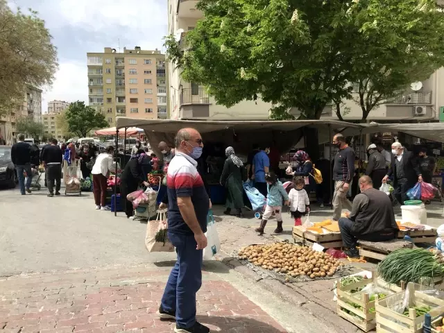 Konya'da tam kapanma öncesi semt pazarlarında yoğunluk Konya'da tam kapanma öncesi semt pazarlarında yoğunluk